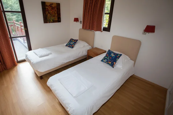Duas camas individuais em um quarto moderno — Fotografia de Stock