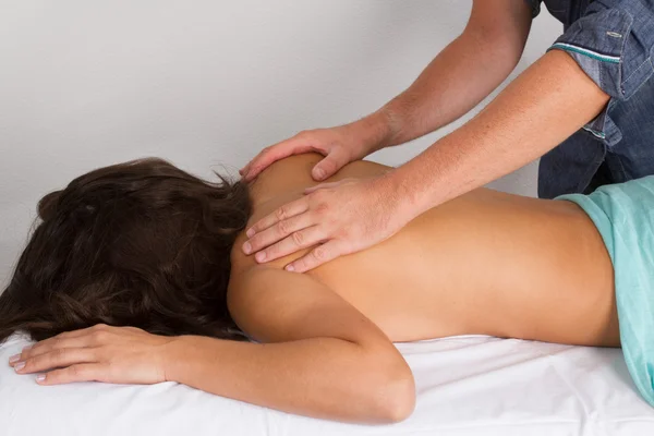 Massagetherapie door fysiotherapeut op terug romp met een vrouw ontspannen — Stockfoto