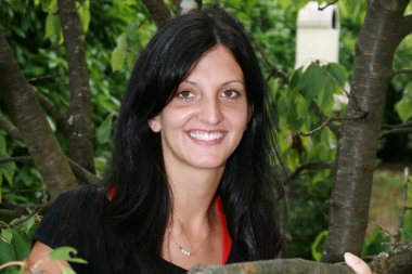 Gülümseyen neşeli genç bir beyaz kadın portresi