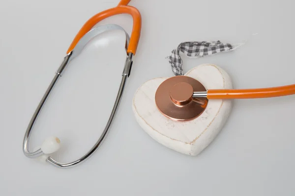 Bílé srdce s stetoskop izolovaných na bílém — Stock fotografie