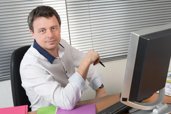 Mann arbeitet im modernen Büro am Computer — Stockfoto