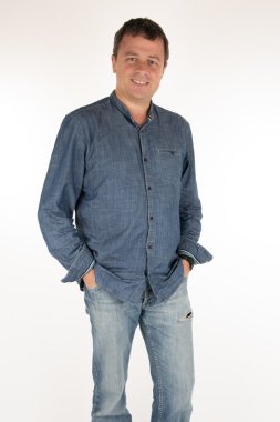 Casual adam elleri cebinde, atış, studio tam uzunlukta vücut.