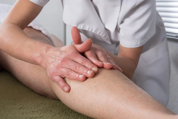Homme ayant un massage du genou dans un cabinet médical — Photo