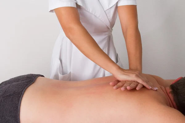 Patiënt op de fysiotherapie krijgt massage of lymfatische drainage — Stockfoto