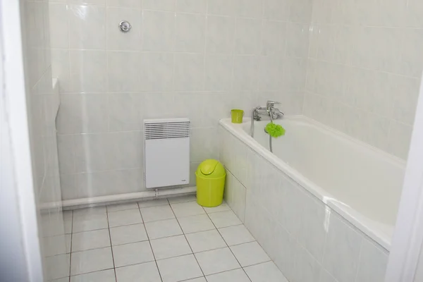 화이트는 깨끗 하 고 현대적인 최소한의 목욕탕 집에서 — 스톡 사진