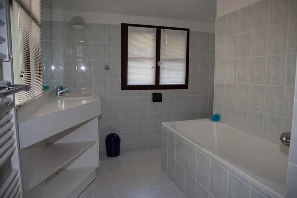 家の白い清潔でモダンな最小限のバスルーム — ストック写真