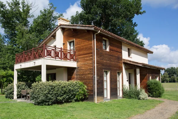 Blick von außen auf ein schönes modernes Haus — Stockfoto