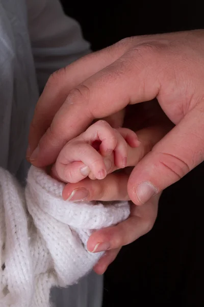 生まれたばかりの赤ちゃんの手を握って母の手 — ストック写真