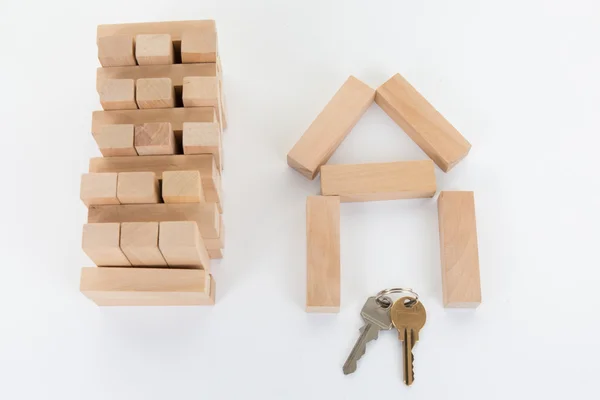 Ház alakú fa tömb és haza kulcsok — Stock Fotó