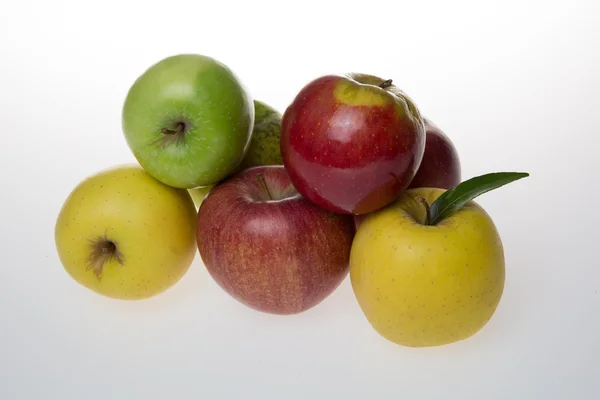 Jabłka. Różnych świeżych dojrzałych jabłek w różnych kolorach szczelnie ułożone w wiklinowym koszu na białym tle neuronowe — Zdjęcie stockowe