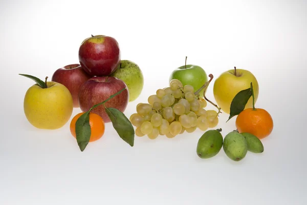 Jesienne zbiory. mandarynki, jabłka, winogron na białym tle biały — Zdjęcie stockowe