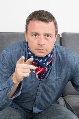 Duygular, vatanseverlik, vatandaşlık, jest ve insanlar kavramı - bağırarak ve Amerikan bayrağı arka plan üzerinde parmak işaret kızgın adam