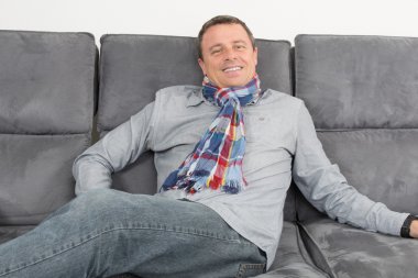 Çekici adam evde onun kanepede rahatlatıcı