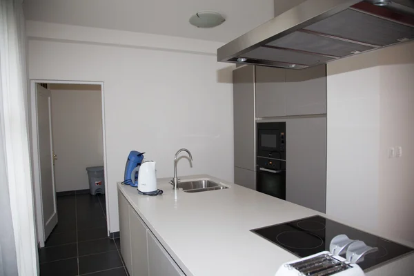 Luxe keuken met roestvrijstalen apparaten in een herenhuis — Stockfoto