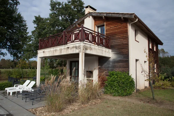 Blick von außen auf ein schönes modernes Haus — Stockfoto