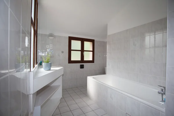 Fehér, tiszta és modern minimális fürdőszoba a házban — Stock Fotó