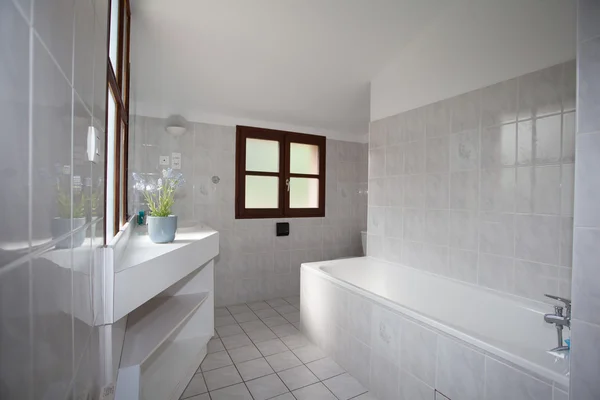 Blanc propre et moderne salle de bain minimale dans une maison — Photo