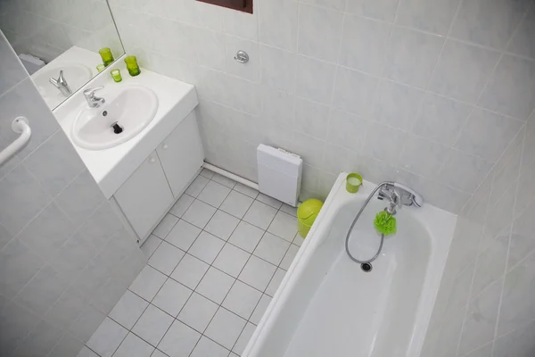 Blanc propre et moderne salle de bain minimale dans une maison — Photo
