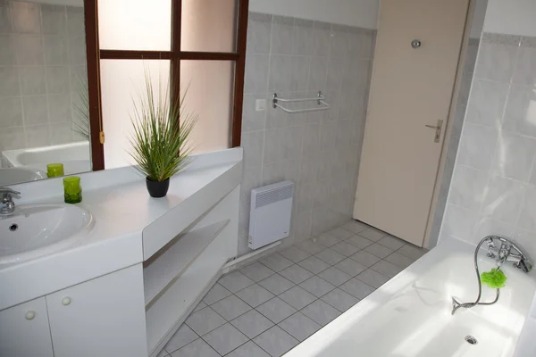 White clean and modern minimal bathroom in a house — Stock Photo, Image