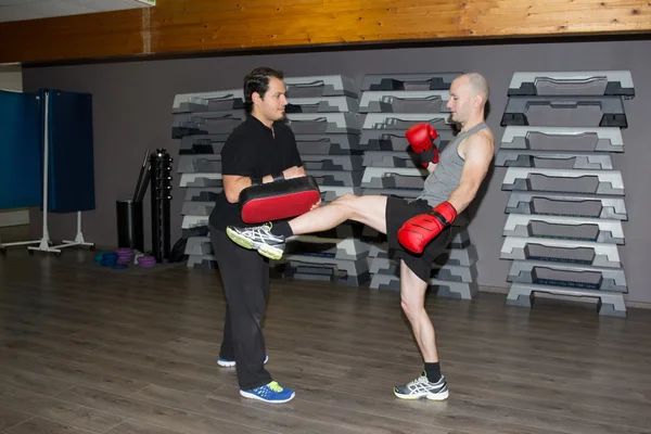 Birlikte sağlık kulübünde egzersiz iki boks adam — Stok fotoğraf