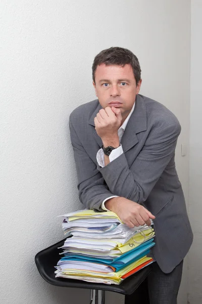 Homme avec pile de travail et dossiers, fatigué — Photo