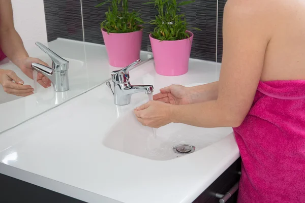 Mulher em seu banheiro lavar as mãos — Fotografia de Stock