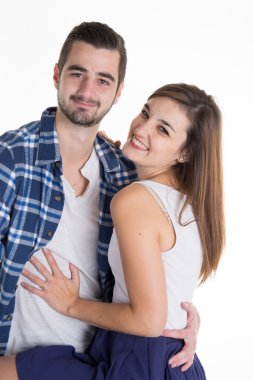 Beyaz arka planda izole edilmiş mutlu bir çiftin portresi. Çekici erkek ve kadın şakacı oluyorlar..