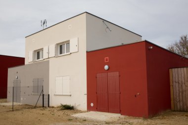 yeni, kırmızı ve beyaz güzel modern ev açık havada
