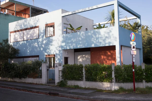 Azul Naranja Hermosa Casa Moderna Bajo Cielo Azul — Foto de Stock