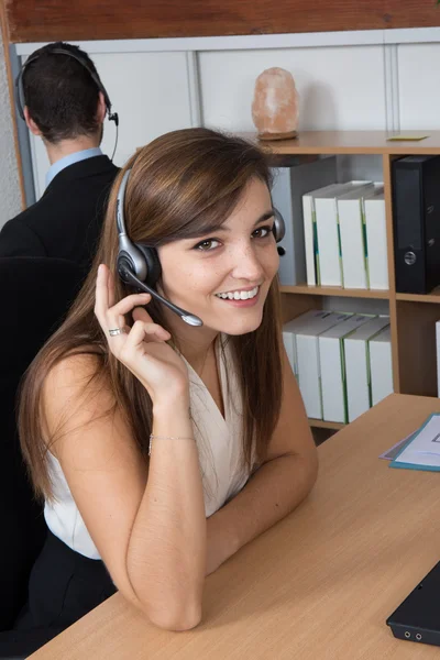 Belle femme travaillant dans un centre d'appels avec son collègue — Photo