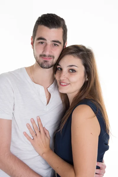 Hermosa joven feliz pareja amor sonriente abrazo, hombre y mujer sonrisa mirando a la cámara, aislado sobre fondo blanco —  Fotos de Stock