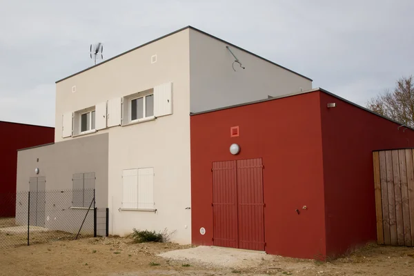 Nuevo, rojo y blanco hermosa casa moderna al aire libre — Foto de Stock