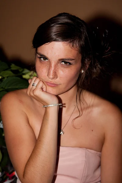 Porträtt av en vacker ung kvinna som uttråkad — Stockfoto