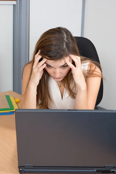 İş kadını onun bilgisayar önünde baş ağrısı muzdarip — Stok fotoğraf