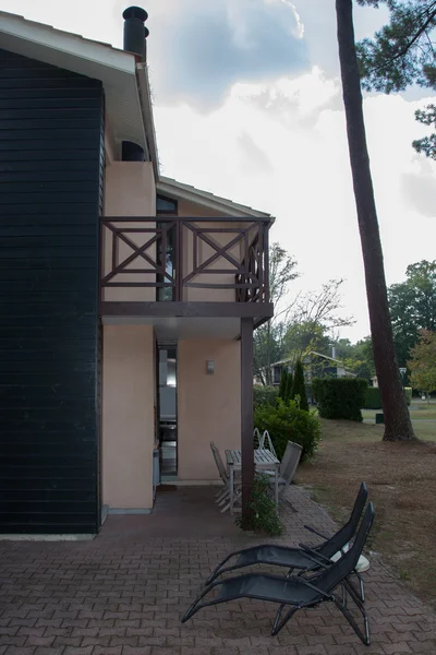 Façade typique d'une maison moderne en bois — Photo