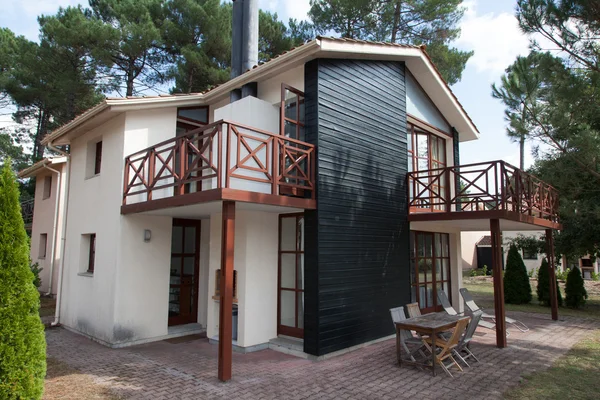 Tipikal fasad dari rumah kayu modern — Stok Foto