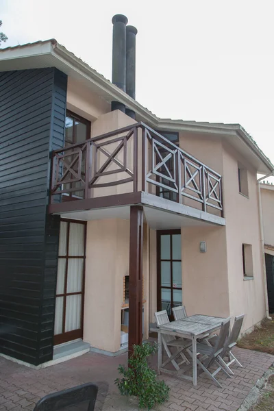 Façade typique d'une maison moderne en bois — Photo