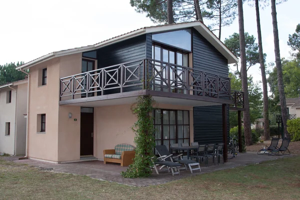 Façade typique d'une maison moderne en bois — Photo