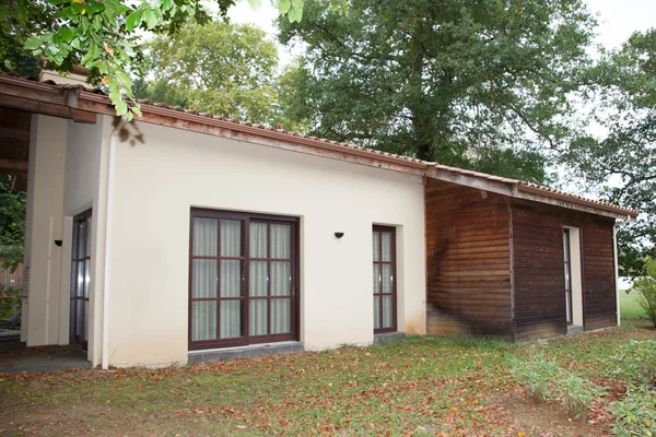 Vista do exterior de uma bela casa moderna — Fotografia de Stock