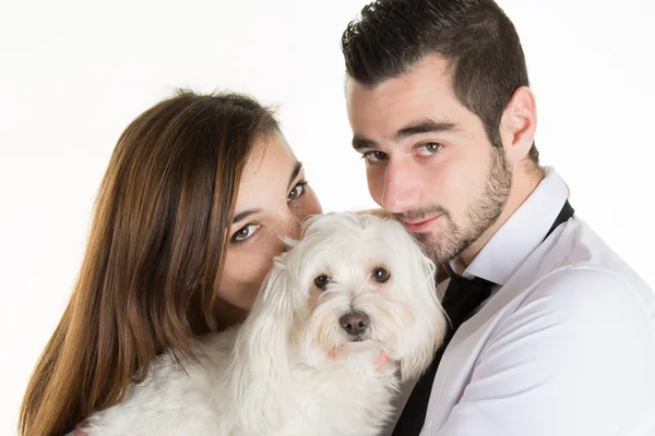 白い背景の上の犬と幸せなカップルの肖像画 — ストック写真