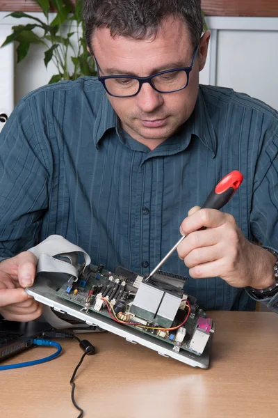 Técnico que trabaja en la computadora rota en su oficina — Foto de Stock