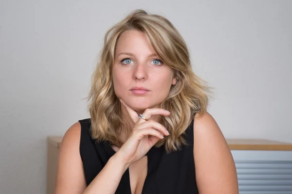 Portret van een mooie jonge vrouw denken, geïsoleerd op witte achtergrond — Stockfoto