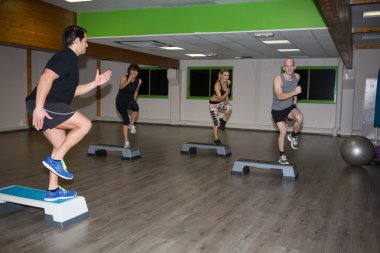 Kardiyo adım dans insanlar grubu fitness salonunda 
