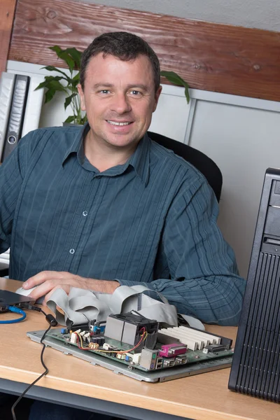 Technicus herstellen van computerhardware in het lab. — Stockfoto