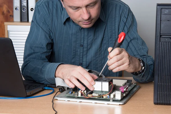 Ingeniero informático trabajando en la CPU con destornillador en su oficina — Foto de Stock