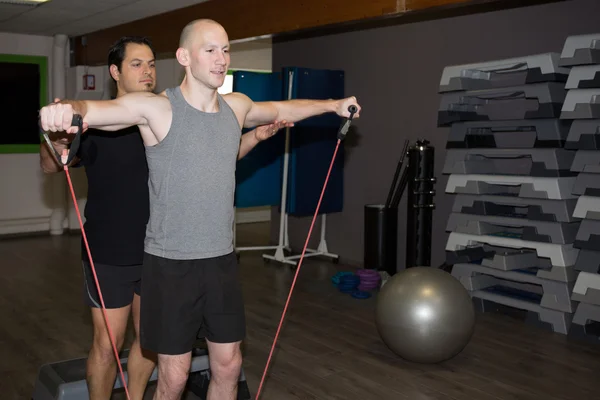 Кросфіт для тренувань TRX у спортсменів і чоловіків штовхання — стокове фото