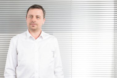 Kopya alanı kameraya gülümseyen yakışıklı iş adamı