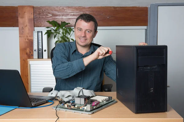 Técnico trabalhando em computador quebrado no escritório — Fotografia de Stock