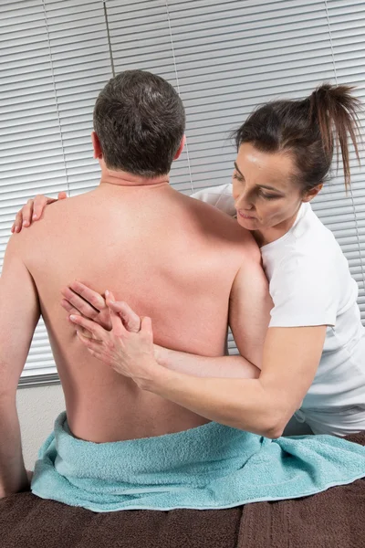 Quiropráctico masajear la columna vertebral del paciente masculino y la espalda — Foto de Stock