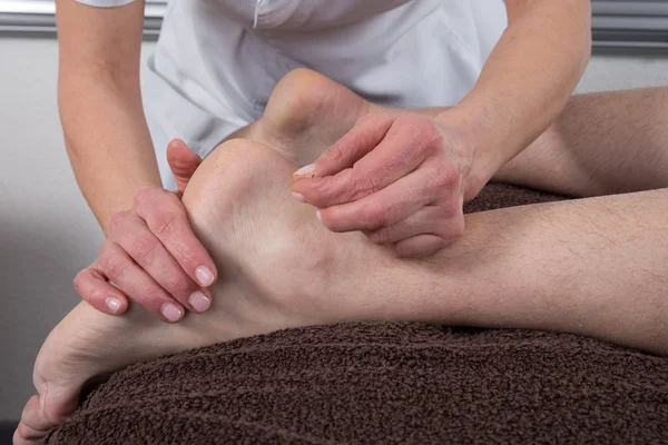 Le massage réflexologique des pieds au centre de santé — Photo